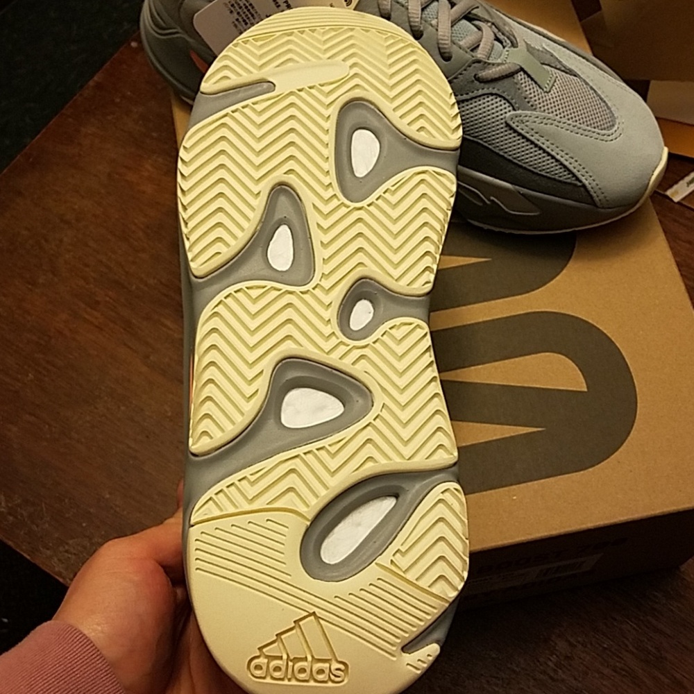 Yeezy 700 Inertia size 9 1/2 - Picture 3 of 3